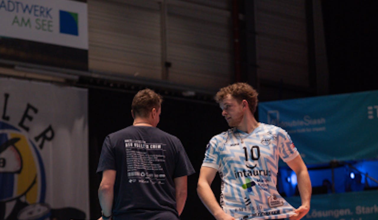 Trainer Patrick Steuerwald und Zuspieler Luca Russelmann hoffen auf einen erfolgreichen Spieltag. <br>Foto:  Leon Greitner