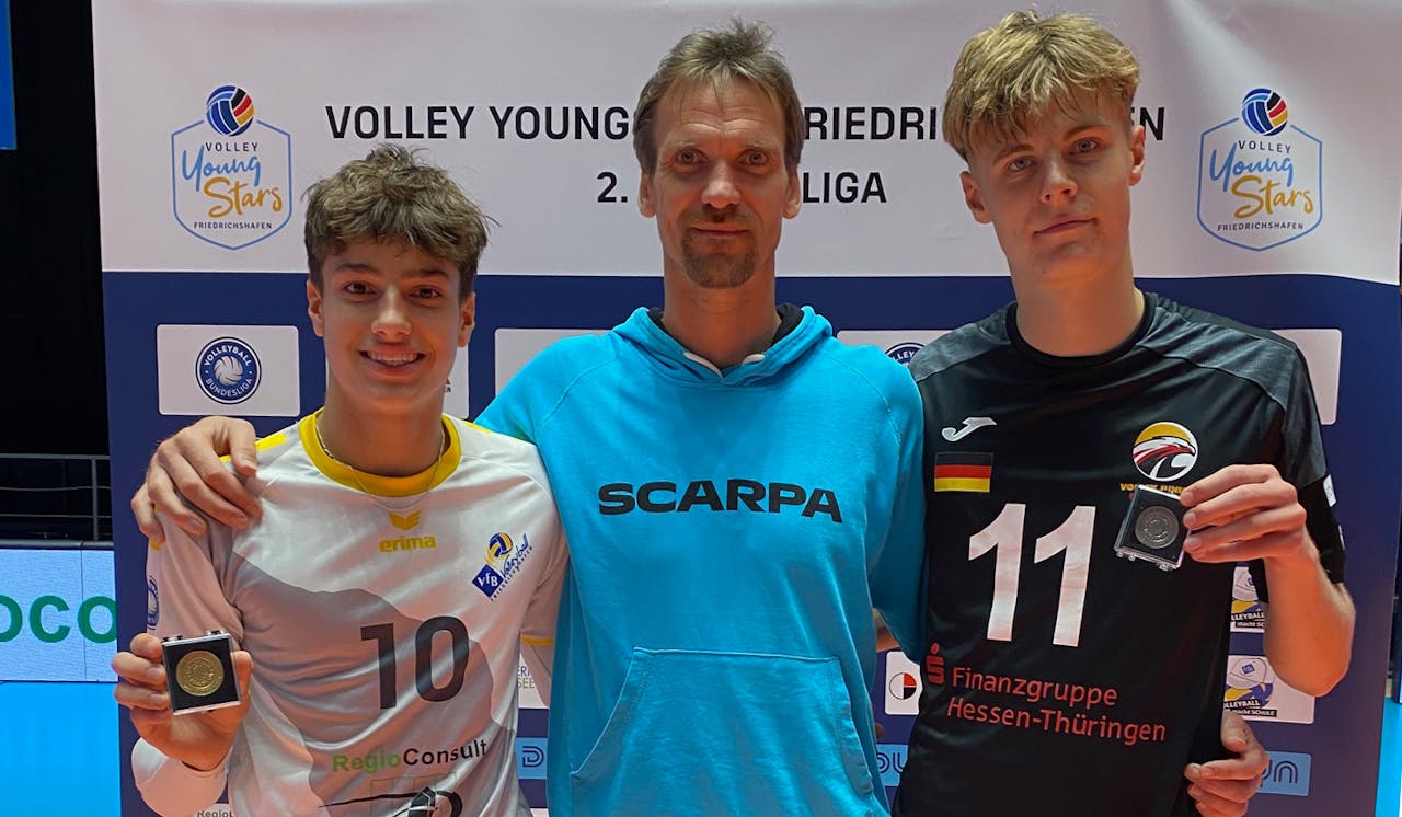 Christian Pampel überreichte die MVP-Medaillen an Freddy Tischer (Gold) und Arne Skreba (Silber). <br>Foto: Gunthild Schulte-Hoppe