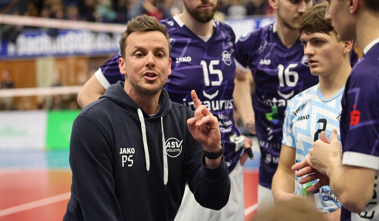 Trainer Patrick Steuerwald zeigt die Richtung, es soll weiter aufwärts gehen für die ASV Volleys. <br>Foto:  Bruno Haelke