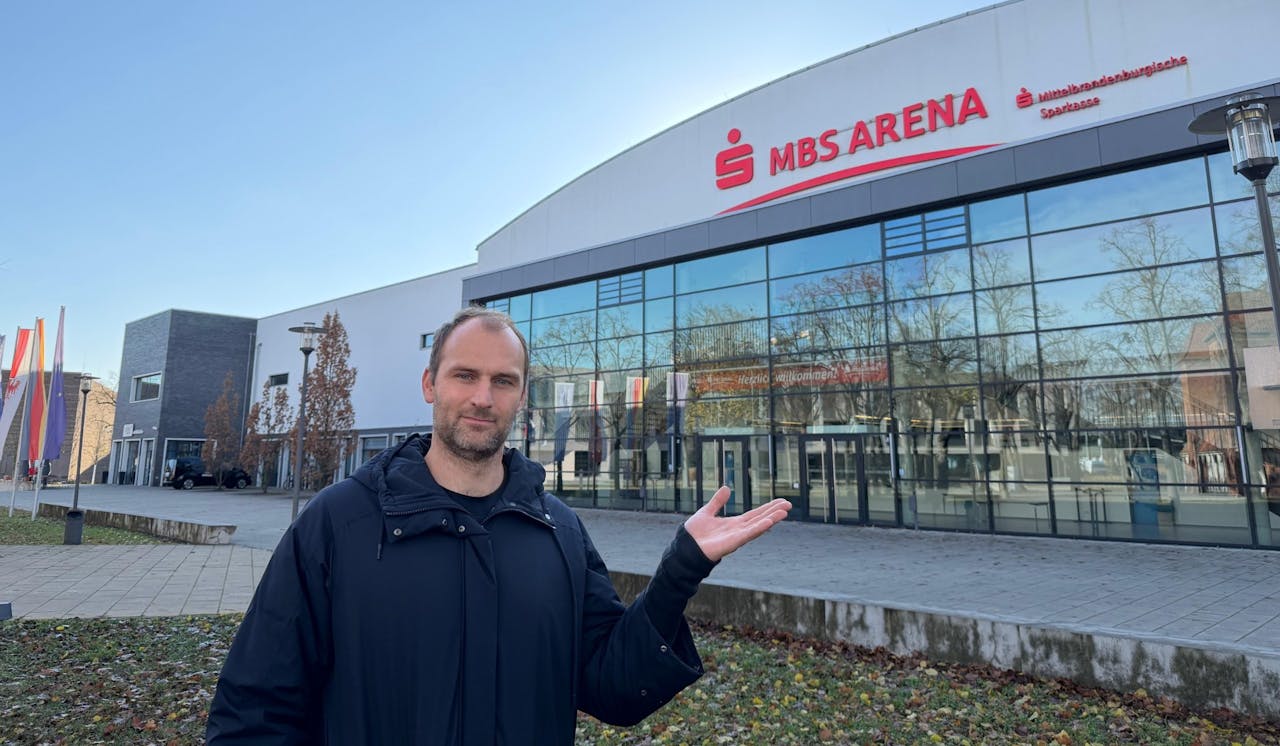 Geschäftsführer Dirk Westphal vor der MBS Arena Potsdam <br>Foto:  Netzhoppers