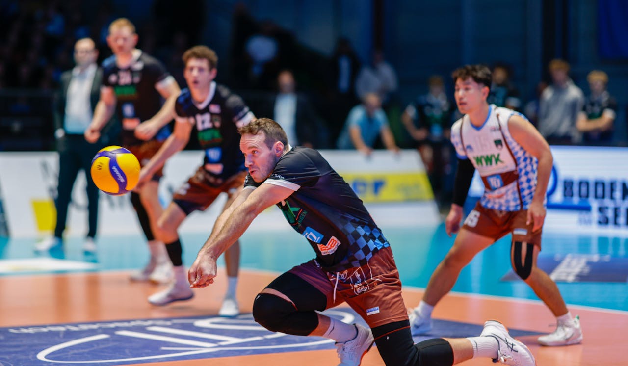 Denis Kaliberda bei der Annahme <br>Foto:  Alexander Hoth