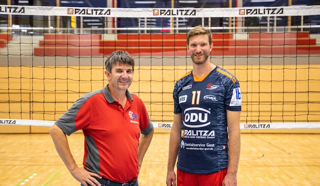Willkommen in Mühldorf: Stefan Bartsch (links) mit dem neuen Co-Trainer Sebastian Dollinger. <br>Foto:  Fabian Bartsch