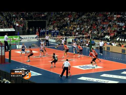 BEST OF FIVE aktuell – Die Entscheidung um die Deutsche Meisterschaft 2013 ist noch nicht gefallen: Vor 8.553 Zuschauern in der Max-Schmeling-Halle setzte sich am Donnerstagabend der stark aufspielend