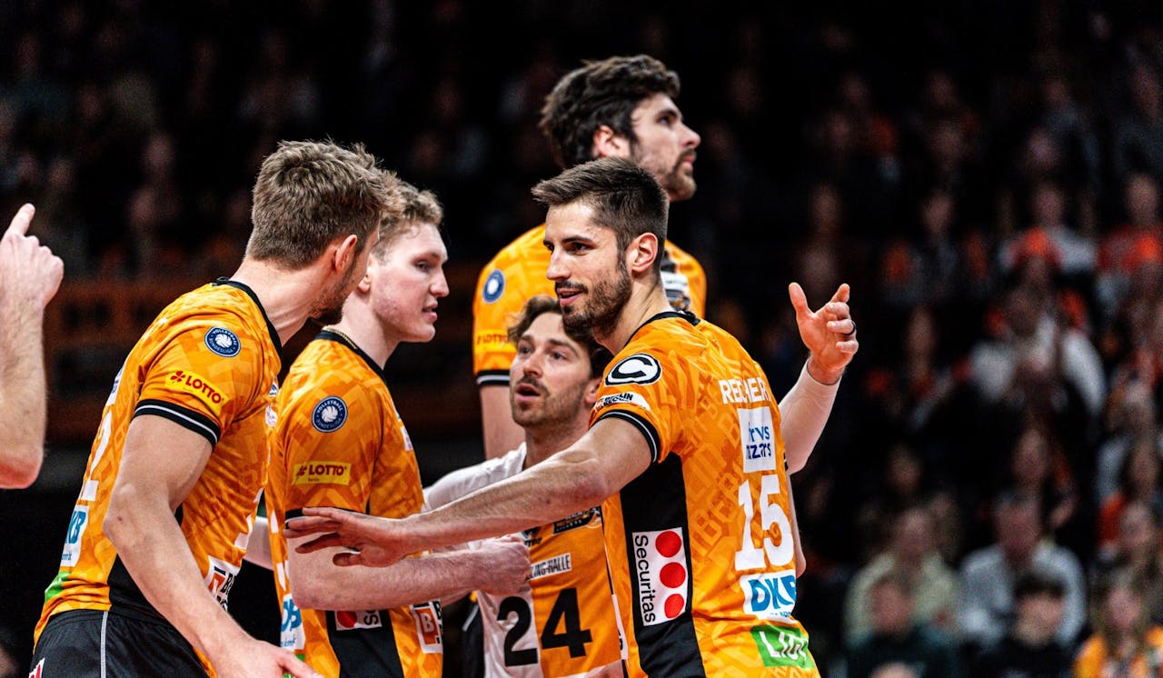 Mit den Heimfans gegen den Topscorer