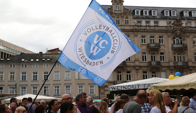 VCW-Erstliga-Team auf der Rheingauer Weinwoche: Mannschaftspräsentation auf Weinfest-Bühne von ESWE Verkehr