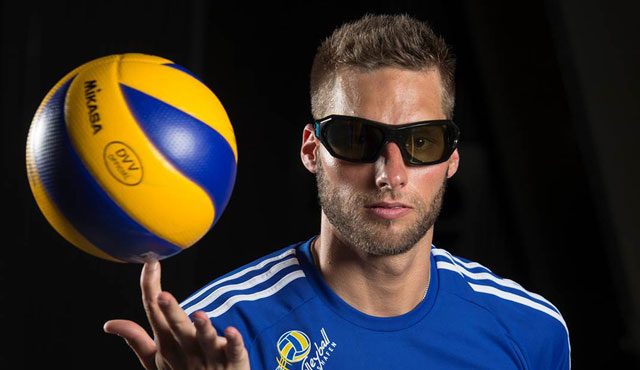 Simon Tischer trainiert mit Strobobrille
