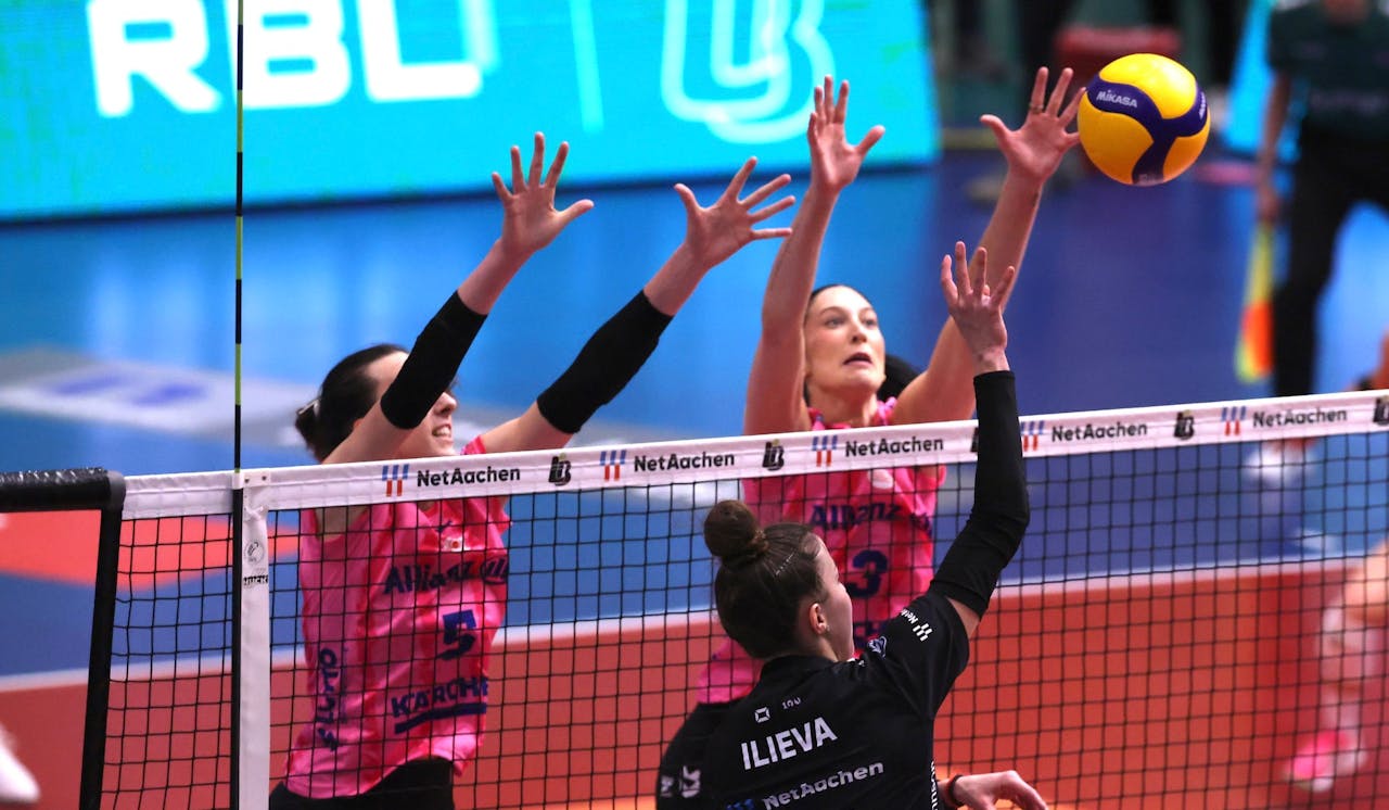 Starke Ladies in Black fordern Stuttgart