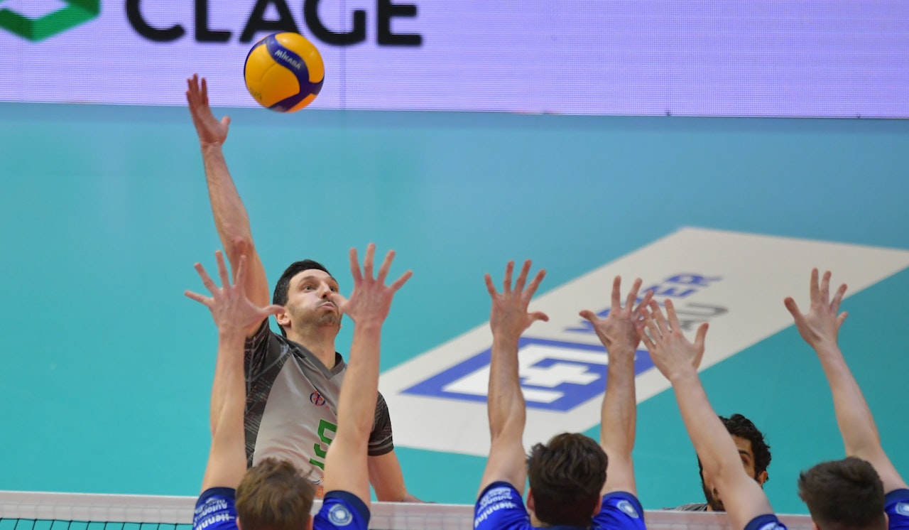 Philipp Schumann verstärkt die Diagonale bei BADEN VOLLEYS