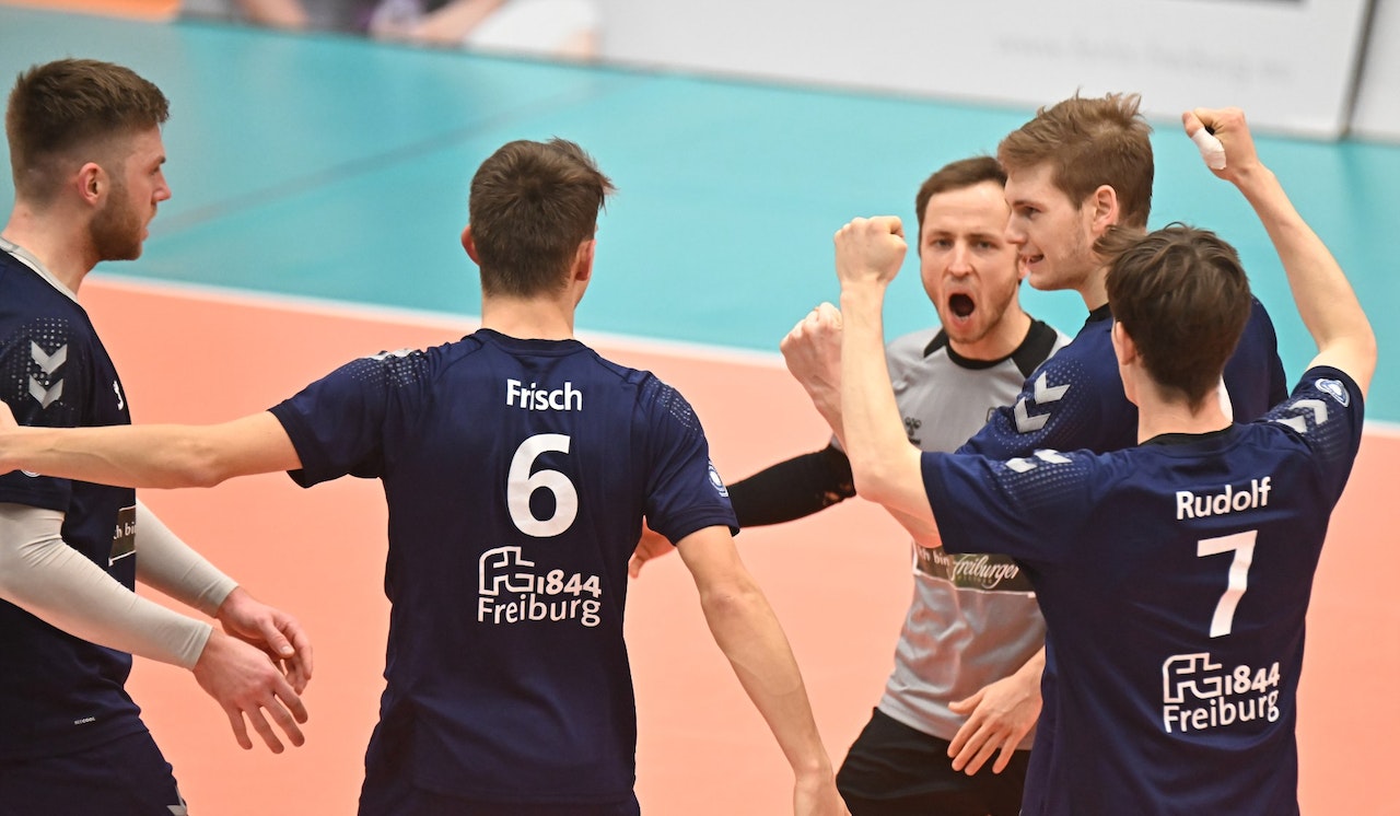 Erstliga-Anwärter marschieren vorne weg