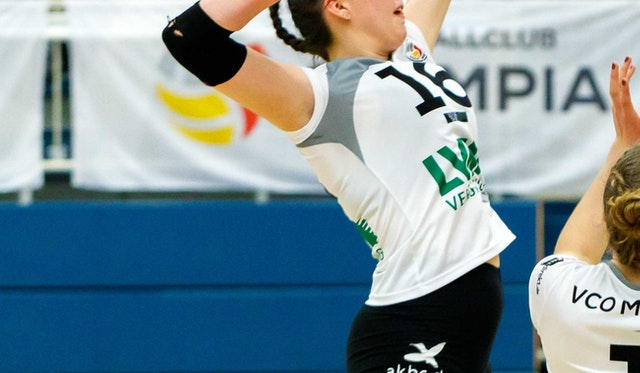 Maya Sendner blockt bei Deichstadtvolleys