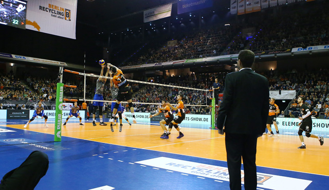 Der Volleyballtempel muss das Team tragen