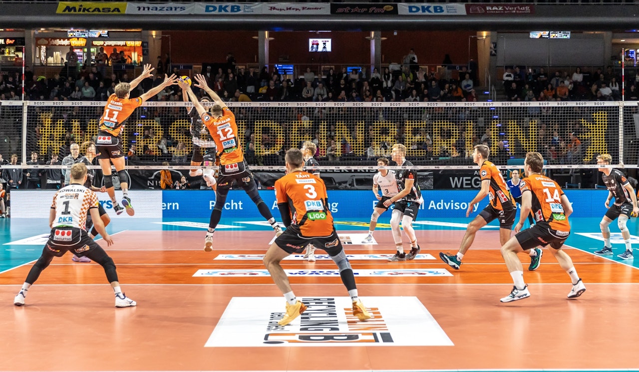 Aufschlag der Affenbande im Volleyballtempel