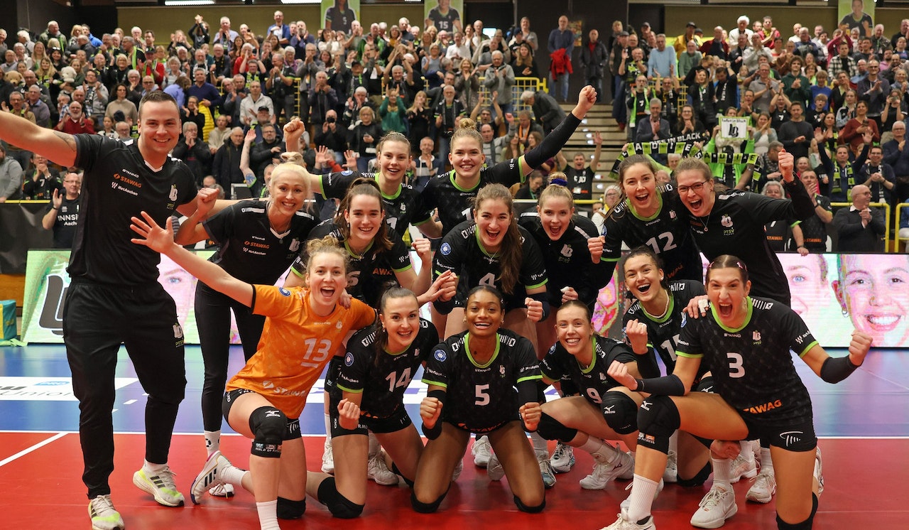 Aachen feiert ersten Sieg mit einer Humba
