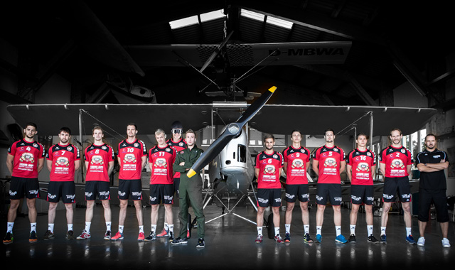 „Spielt Ihr wirklich in einem Hangar?“