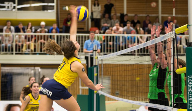DSHS SnowTrex Köln siegt souverän im Karnevalsspiel