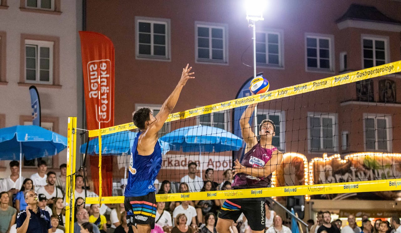 Beachvolleyball am Mühldorfer Stadtplatz bis spät in die Nacht