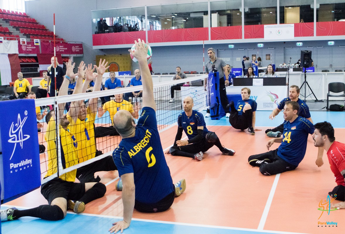 Männer und Frauen ungeschlagen: Bayer-Sitzvolleyballer bei EM Gruppensieger