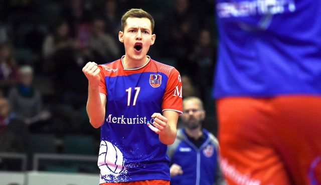 United Volleys mit Maske, Hammer und „Boy Wonder“
