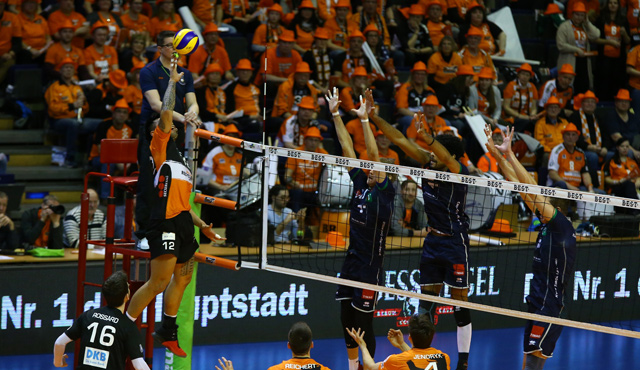 Im Volleyballtempel ausgleichen