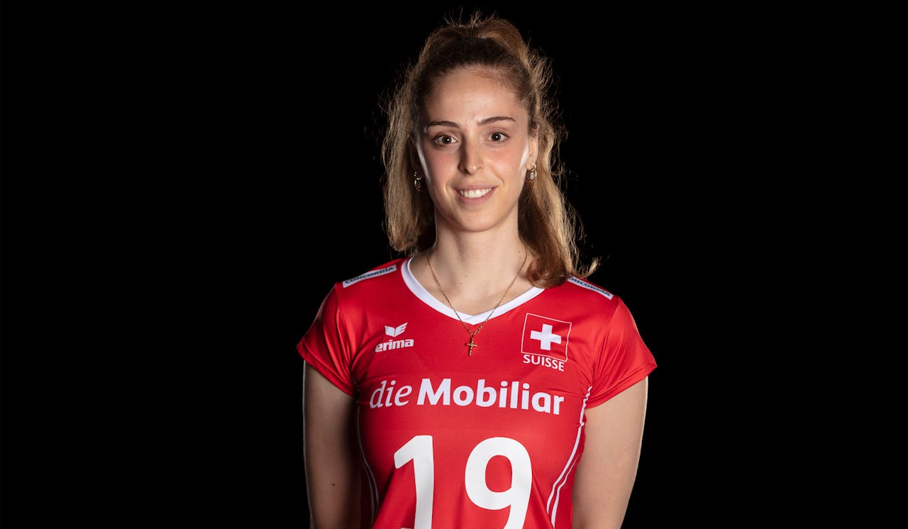 Sindi Mico greift an