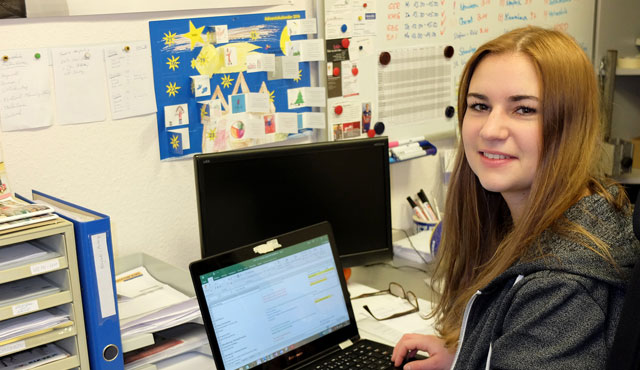 Studentin Eline Delcourt hat die Fäden in der Hand