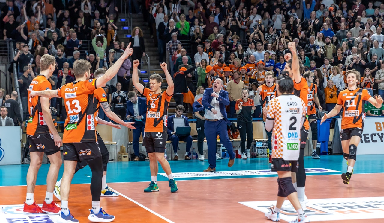 Finaleinzug zum Trainer-Geburtstag
