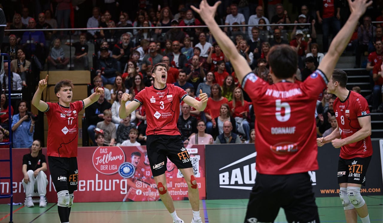 Derbysieger vor ausverkauftem Haus