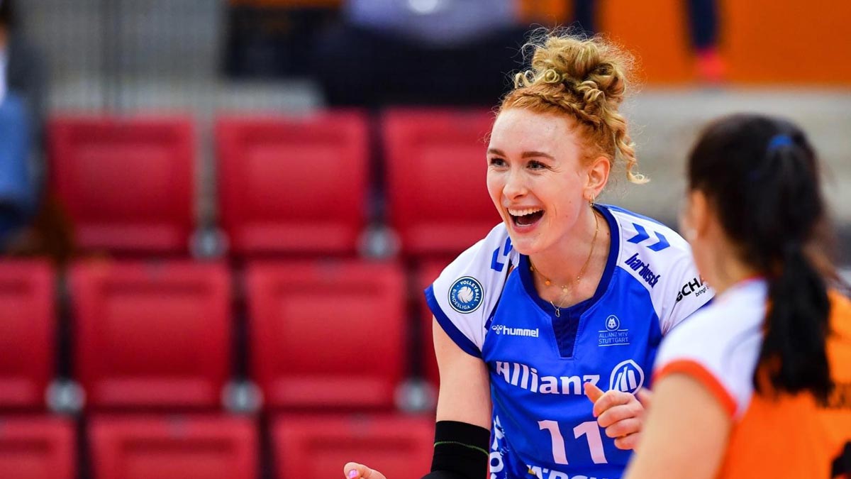 Lena Große Scharmann und Liza Kastrup schlagen für den VCW auf
