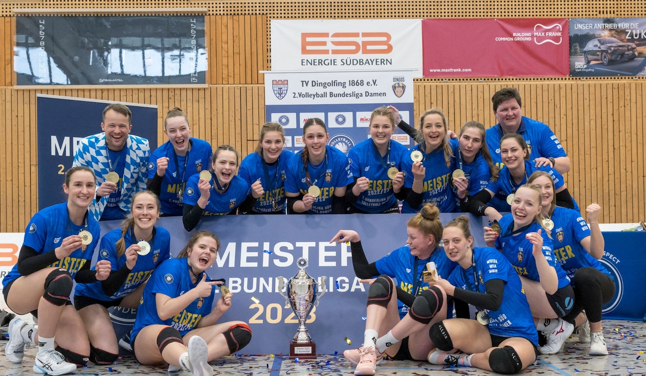 Derbysieg und Meisterschaftsehrung