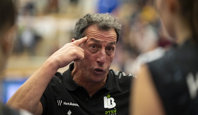 Cheftrainer Völker, Sportdirektor Gallardo