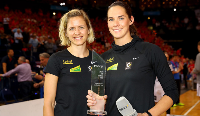 Laura Ludwig und Kira Walkenhorst erhalten beim REWE Final Four „Die SPORT1“ für ihr Traumjahr