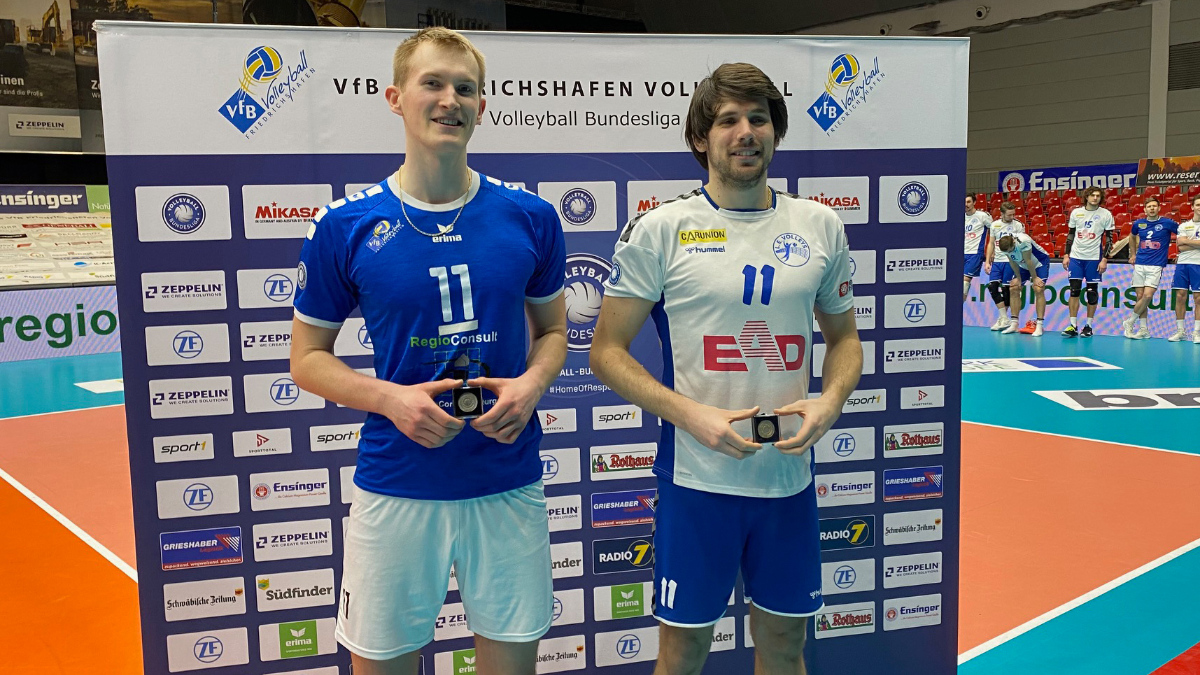 YoungStars fahren Achterbahn