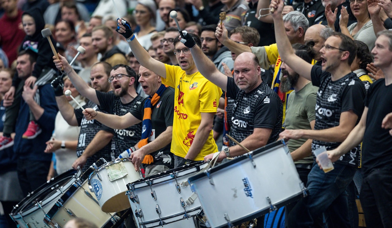 Wölfe verlieren Krimi gegen Raben