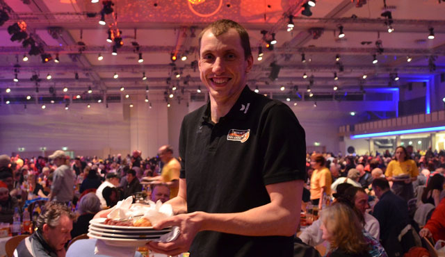 Volleyball-Stars kellnern für den guten Zweck