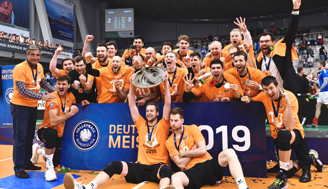 Final-Spektakel: ERIMA Volleyballteams MTV Stuttgart und Berlin Recycling Volleys gewinnen die deutsche Meisterschaft