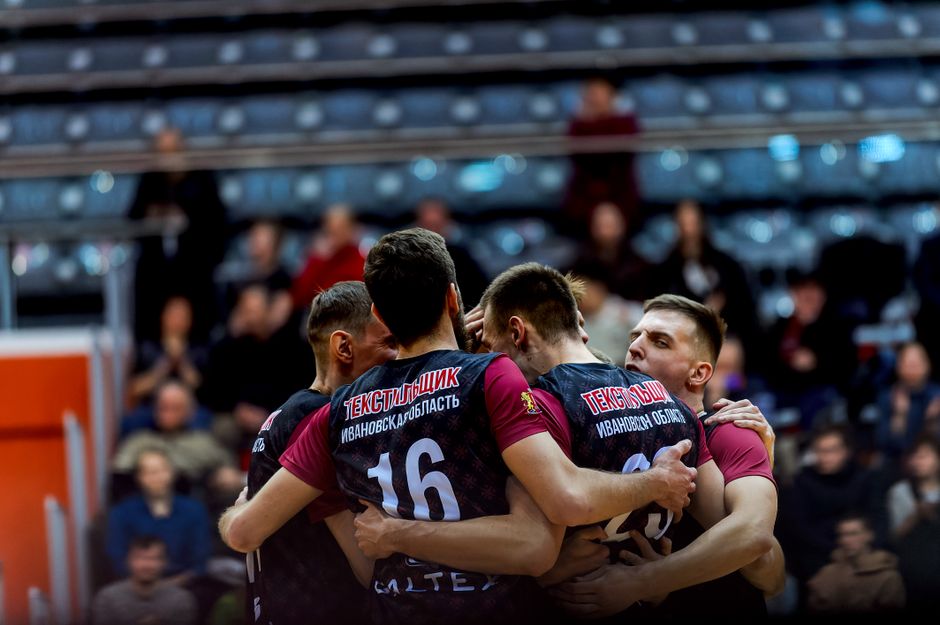 Suhler Volleyballerinnen vor Matchball