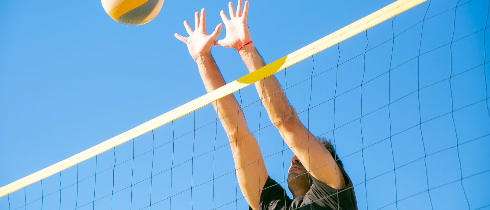 Studie warnt: Schlafmangel und Handy-Stress verlangsamen Reaktion im Beachvolleyball